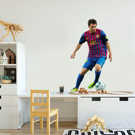 Naklejka na ścianę Messi dryblujący z piłką 90 cm na 60 cm 